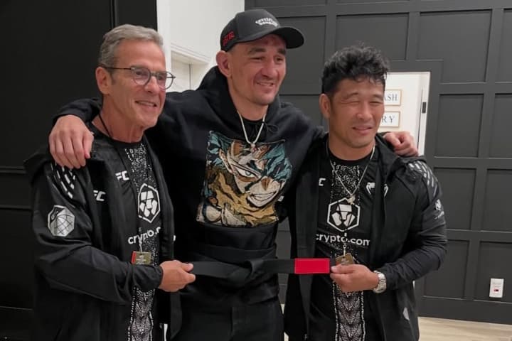 Max Holloway recibe cinturón negro de jiu-jitsu tras su actuación en UFC 326